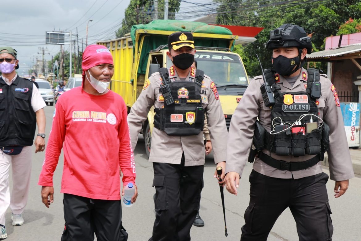 Kapolres Kota Tangerang Turun ke Jalan Kawal Unras Aliansi Buruh Tuntut Kenaikan Upah 2022