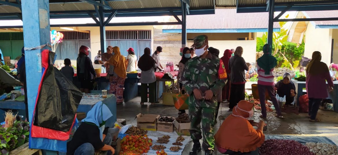 Pasar Tradisional Menjadi Incaran Penerapan PPKM Babinsa Koramil 1801-06/Masni