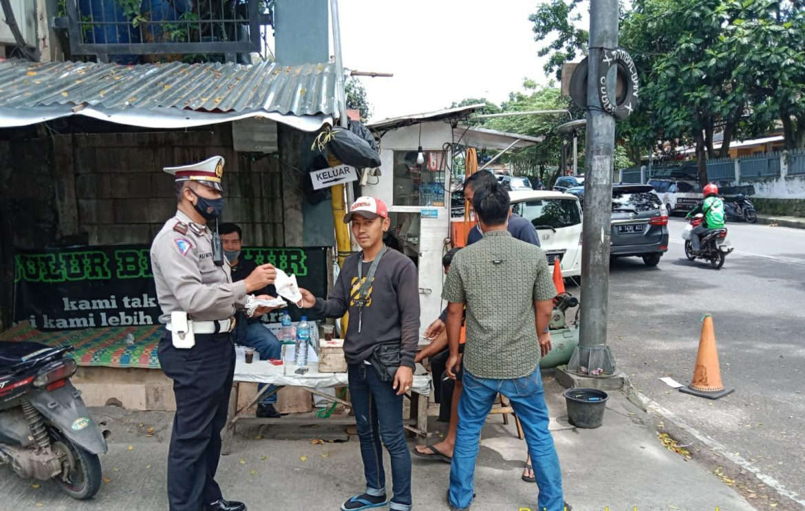 Operasi Zebra Lodaya 2021, Polisi Bagikan Masker Dan Berikan Himbauan Tertib Lalu Lintas