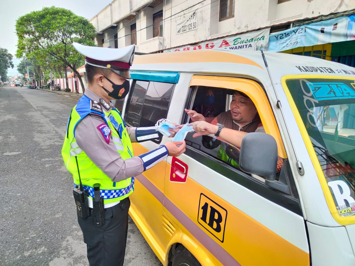 Ratusan Masker Dibagikan Polisi Dalam Rangka Ops Zebra Lodaya 2021