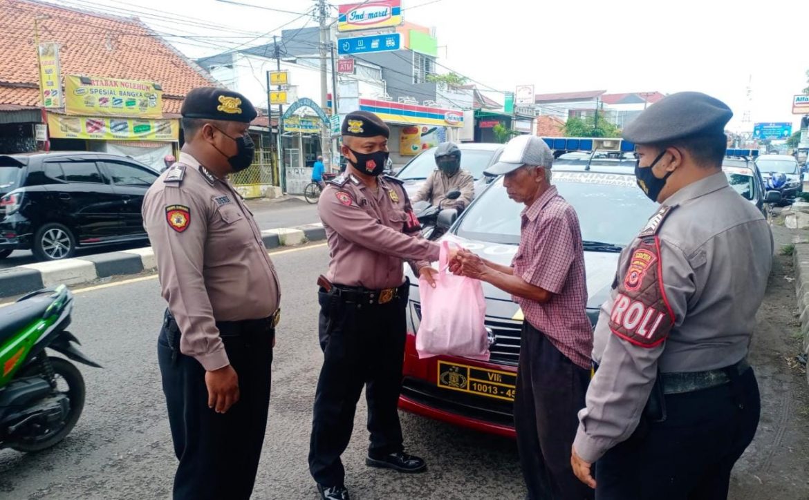 Terobosan Inovasi Patroli PSBB, Polisi Bagikan Bansos Sembako