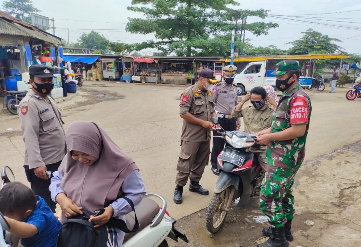 Peduli Kesehatan Warga, Polisi Kembali Bagi-Bagikan Masker