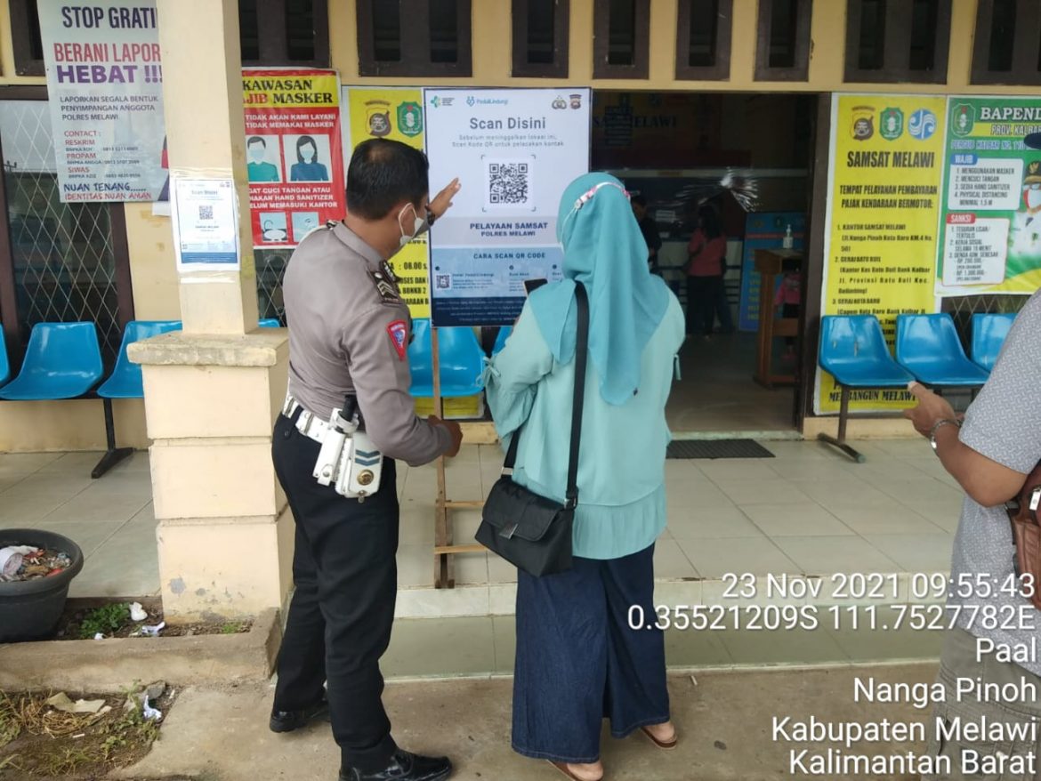 Personil Ops Zebra Polres Melawi Berikan Edukasi Tentang Pengunaan Aplikasi Peduli Lindungi