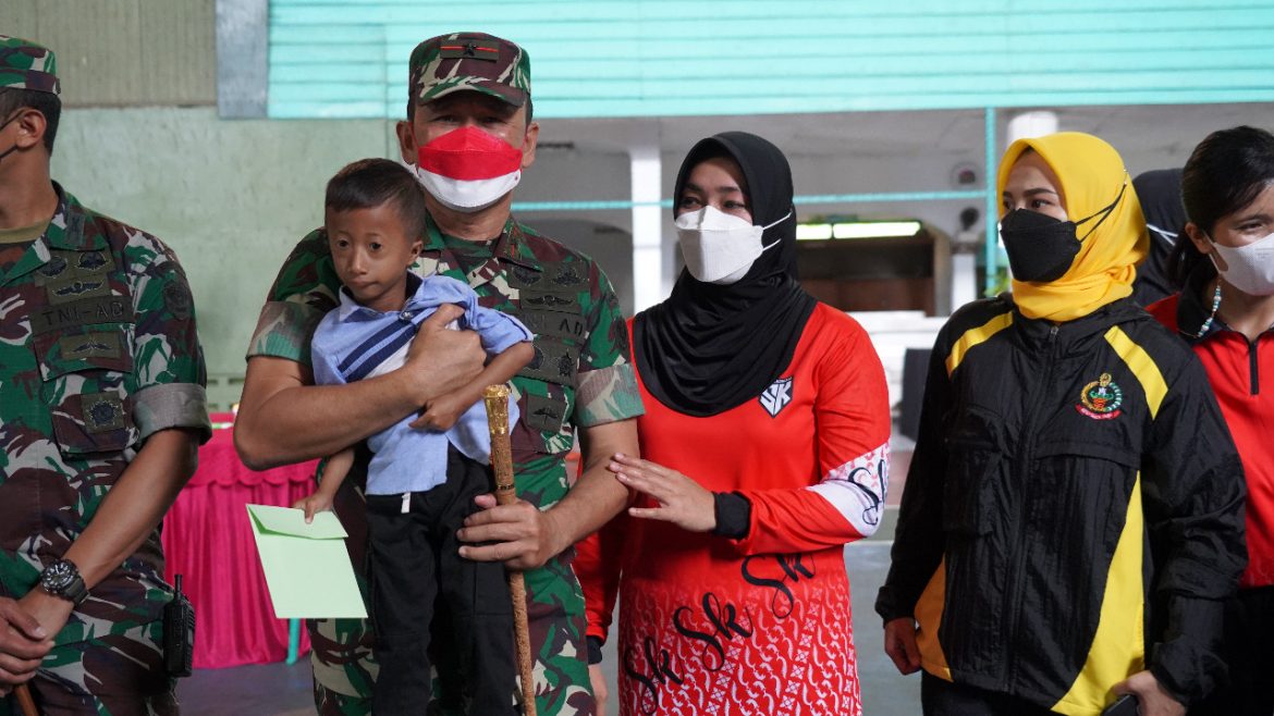 Kepedulian Danrem 061/Sk Didampingi Ketua Persit KCK Sambangi Anak Anggotanya Yang Sakit Menahun