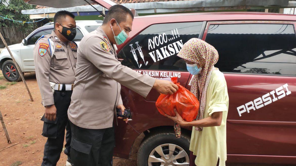 Percepatan Vaksinasi, Polsek Cileungsi Polres Bogor Gelar Vaksinasi Keliling