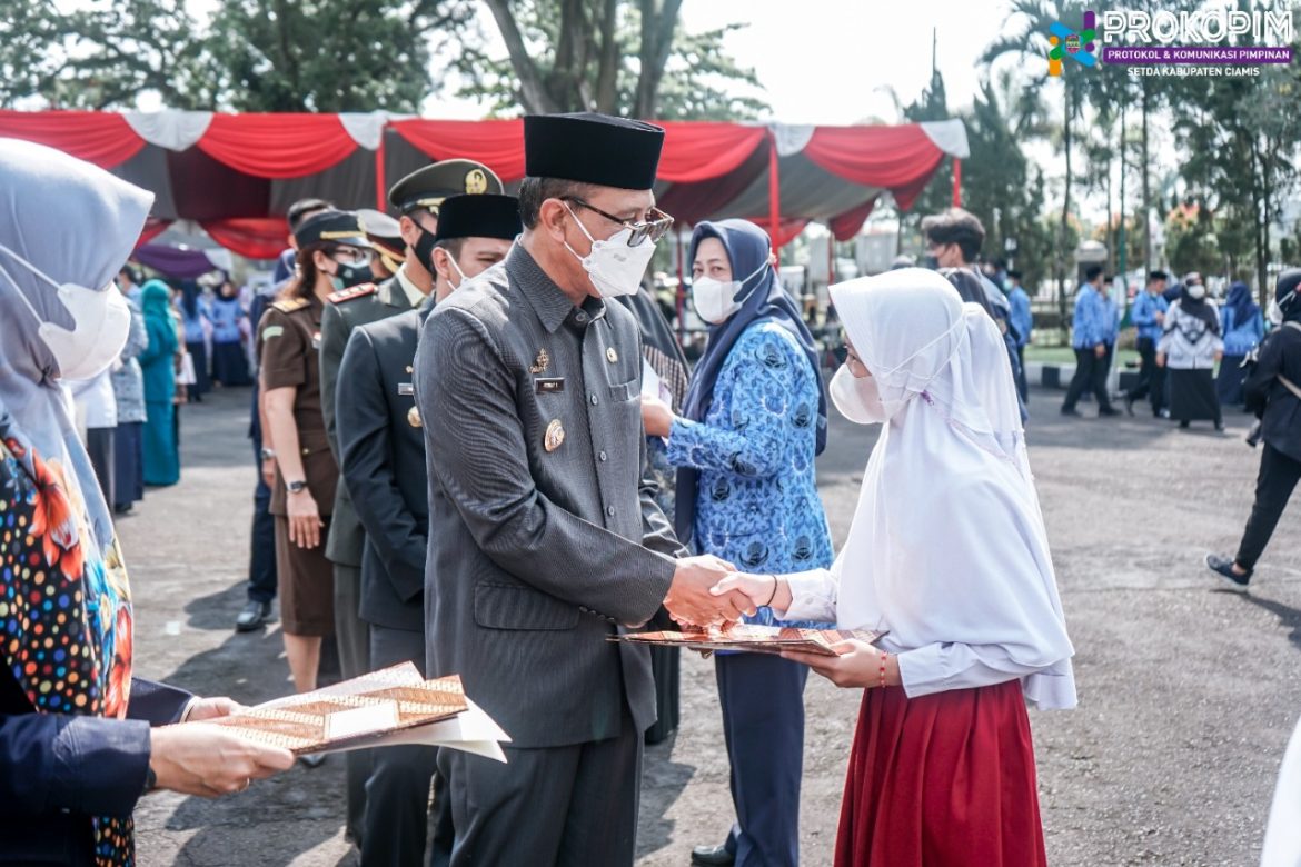 Peringati Hari Korpri, Guru dan Kesehatan, Bupati Ciamis Serahkan berbagai Penghargaan