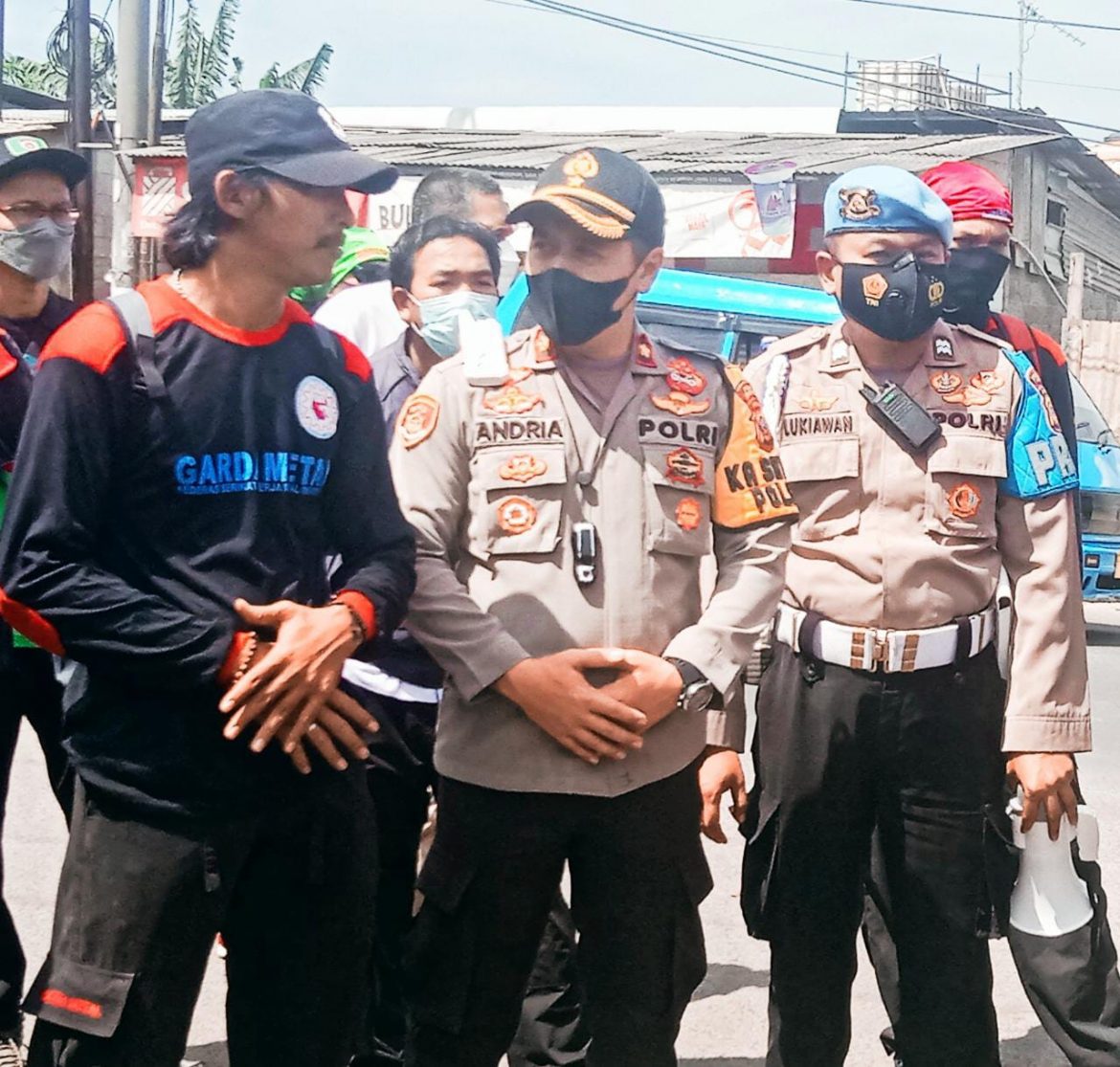 Kapolsek Cileungsi Lakukan Pengamanan Turun ke Jalan Kawal UNRAS Aliansi Buruh Tuntut Kenaikan Upah 2022