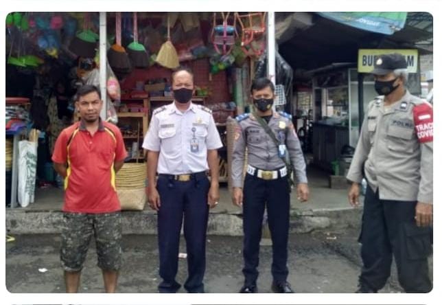 Polsek Cikoneng Polres CIamis Sampaikan Himbauan Prokes kepada Masyarakat di Kawasan Pasar dan Terminal Sindangkasih