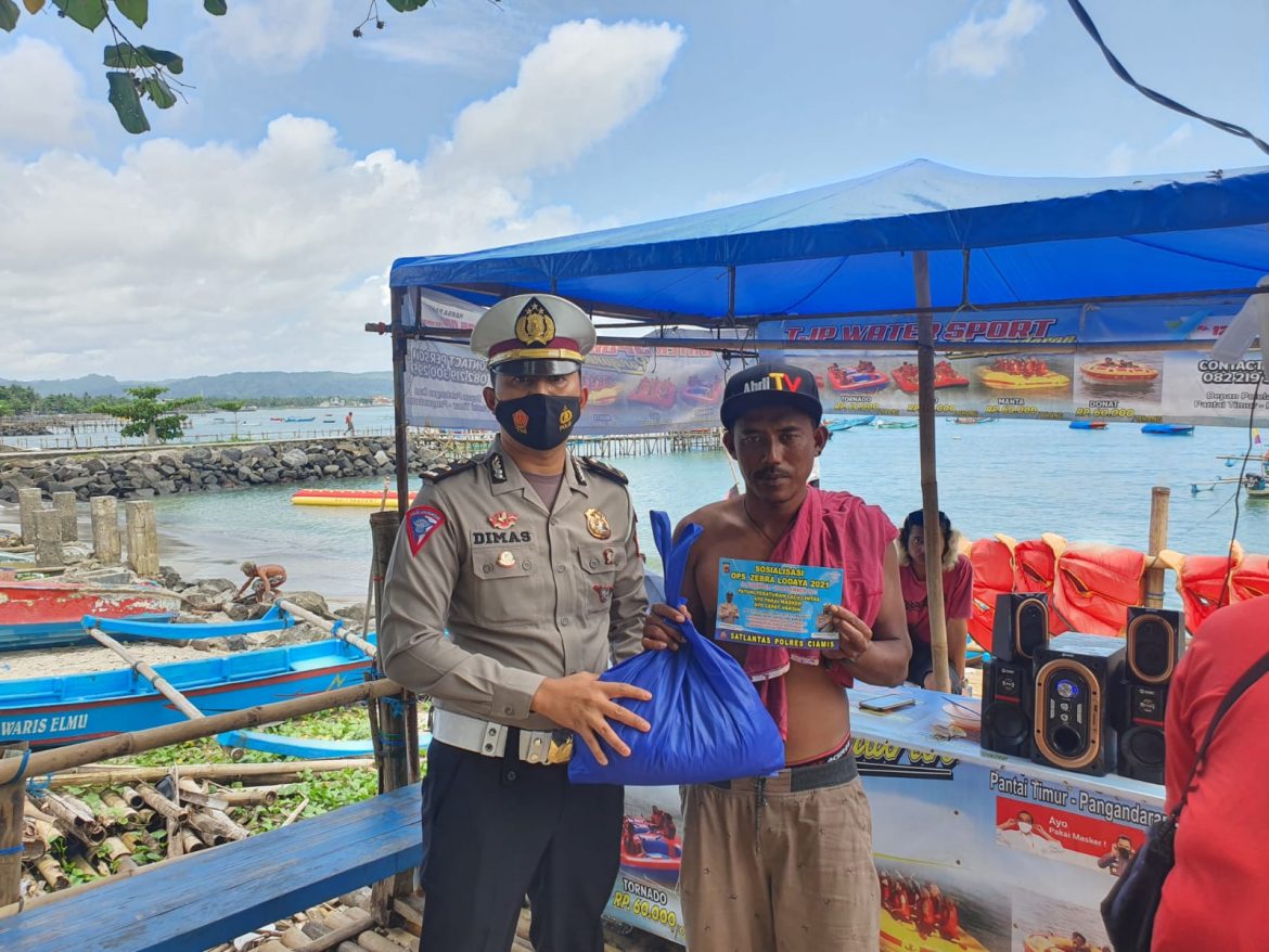 Satlantas Polres CIamis Salurkan Bantuan Paket Sembako kepada Masyarakat Terdampak Covid-19 dari Rangkaian Kegiatan Ops Zebra Lodaya TA 2021