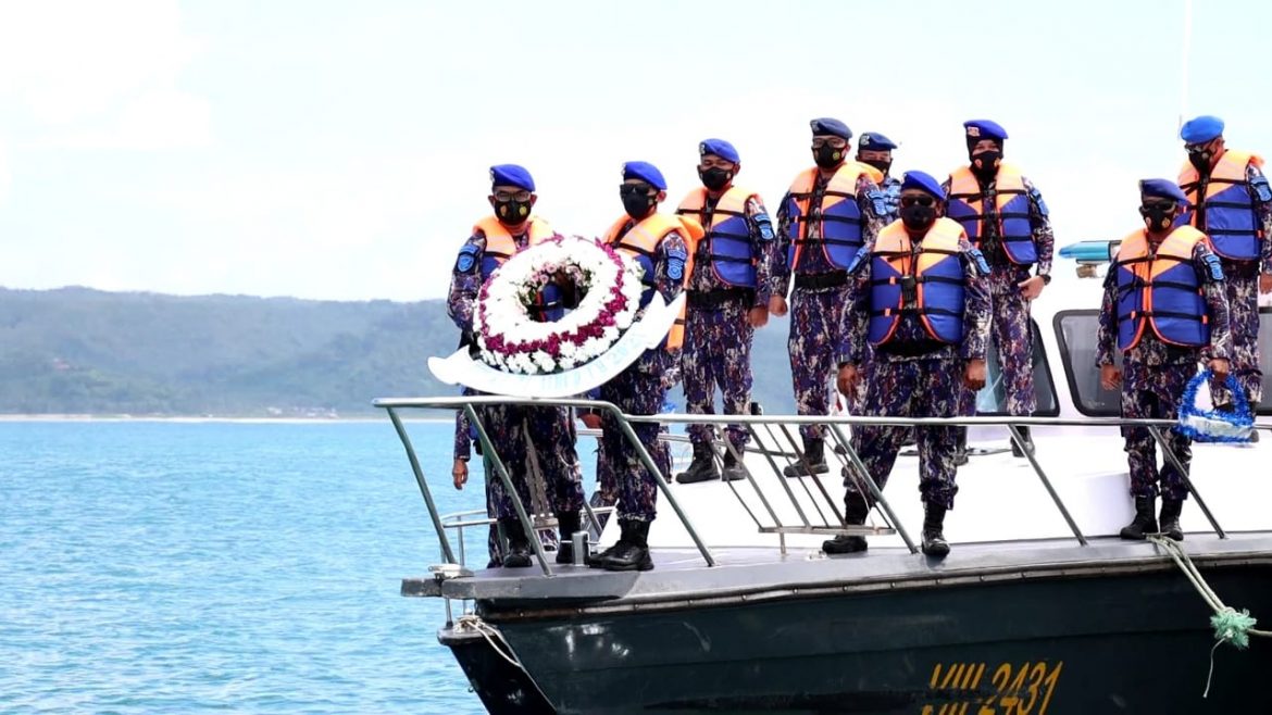 Peringati HUT Korp Kepolisian Perairan dan Udara ke-71, Sat Polairud Polres CIamis Laksanakan Tabur Bunga di Kawasan Teluk Pananjung Pangandaran