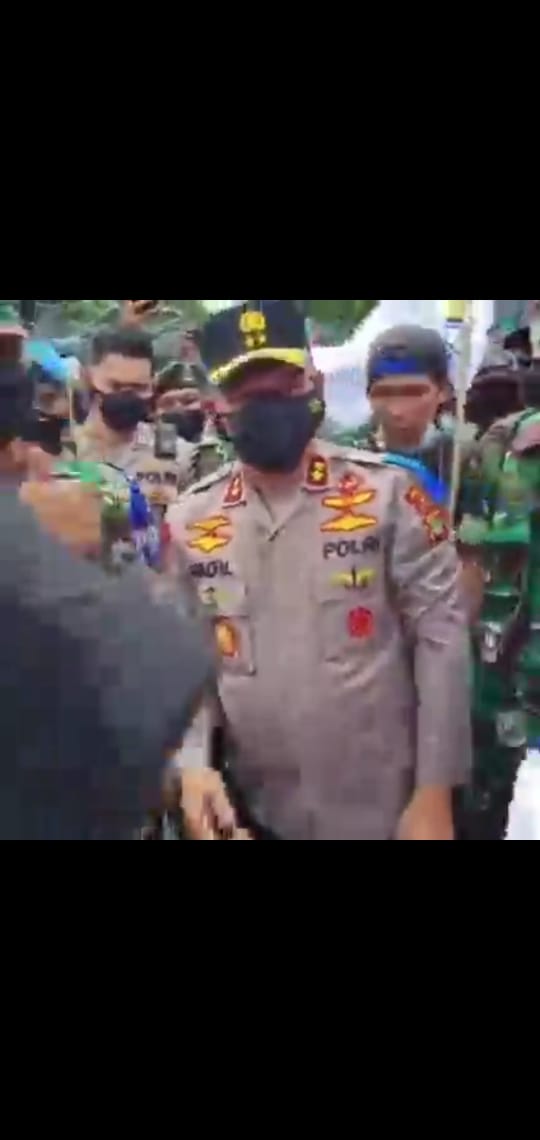Kapolda Metro Jaya dan Pangdam Jaya Datangi Lokasi UNRAS dan Bagikan Makanan Ringan di Patung Kuda Monas