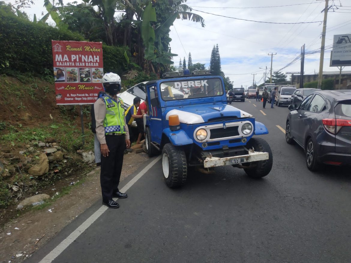 Satu Unit Mobil Alami Kecelakaan Tunggal di Jalan Raya Puncak Bogor