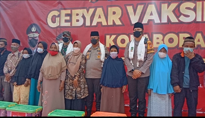 Kapolda Jabar Tinjau Langsung Pelaksanaan Gebyar Vaksinasi Massal Dan Berikan Sembako Di Ponpes As-Syariefiyah Garut