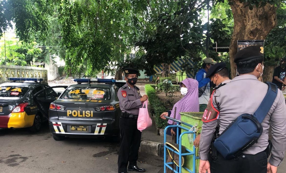 Patroli PSBB Polisi Sapa Tukang Sampah, Bagikan Bansos Sembako