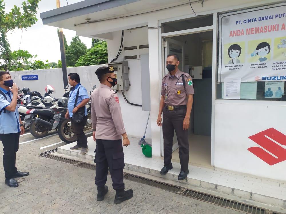 Anggota Polisi Rutin Patroli Berikan Himbauan Prokes Dan Bagikan Masker Kepada Perusahaan Industri