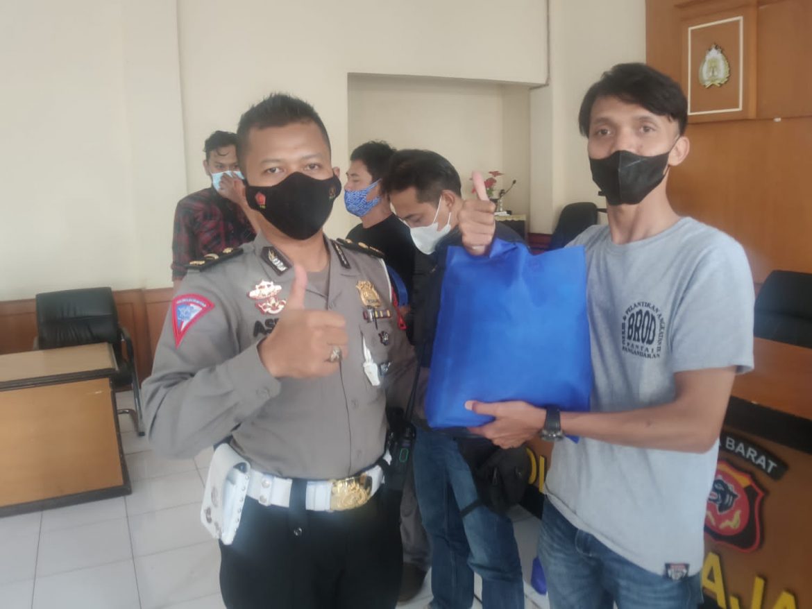 Ops Zebra Lodaya 2021 Polisi Terus Bagikan Bansos Ratusan Paket Sembako Kepada Warga
