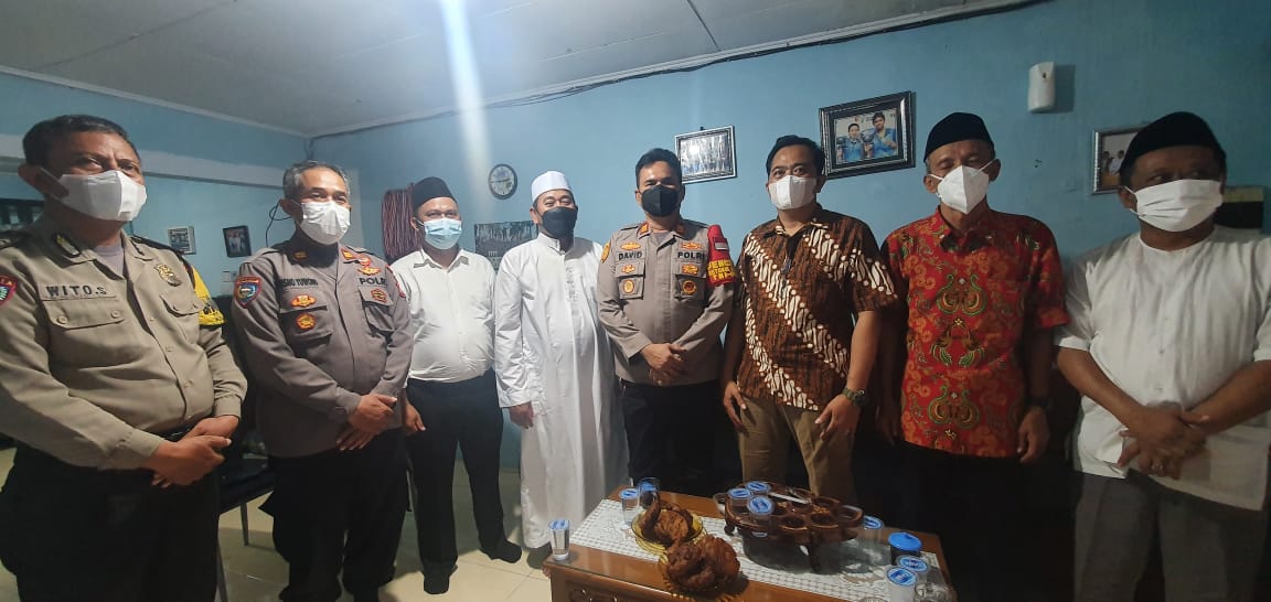 Wakapolsek Didampingi Kanit Binmas Polsek Tanjung Duren Pererat Silaturahmi Kunjungi ke Tokoh Tokoh Agama yang ada di Wilayah Tanjung Duren