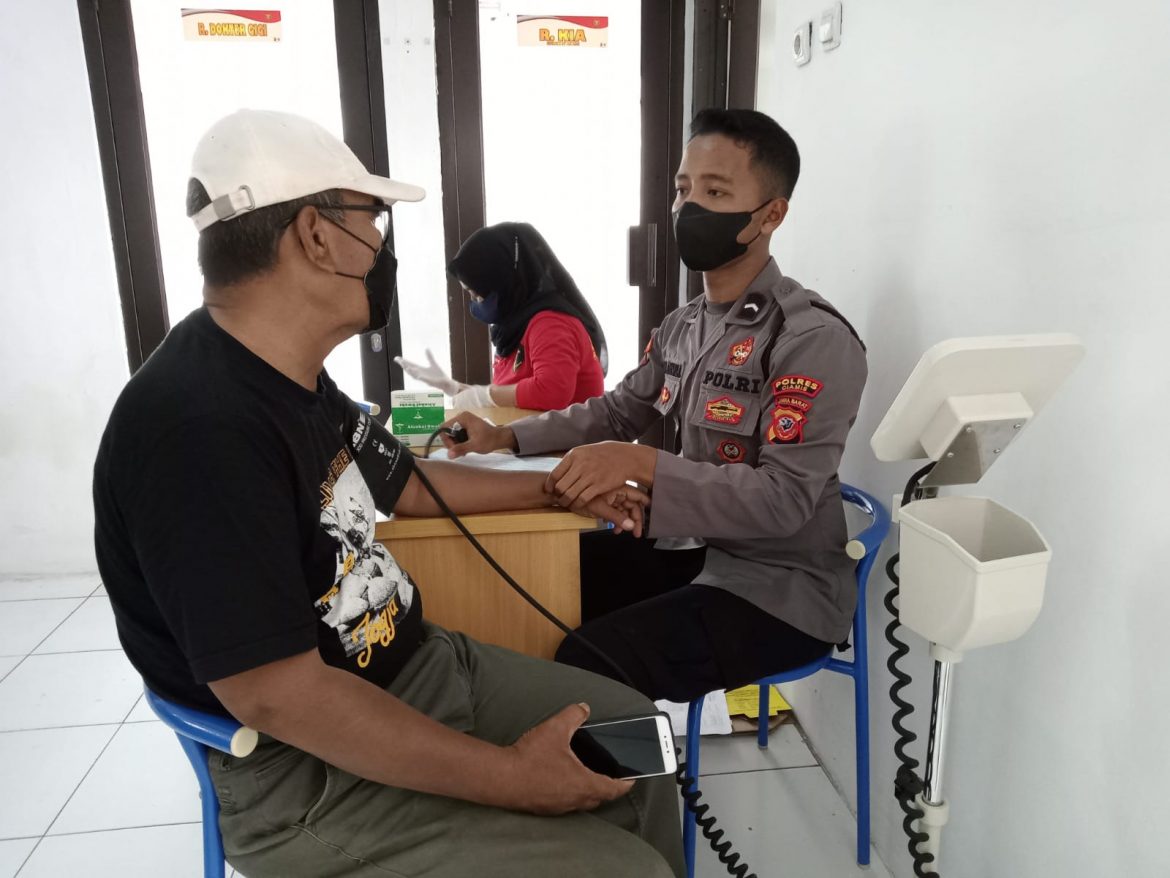 Polres Ciamis Terus Gencarkan Program  Vaksinasi Presisi Guna Percepatan Herd Immunity di Klinik Pratama Ciamis