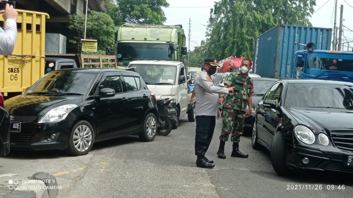 Kasatpel Cengkareng Surahman Dan Kanit Lantas Iptu ArifinTerus Mengurai Kemacetan Lalu Lintas