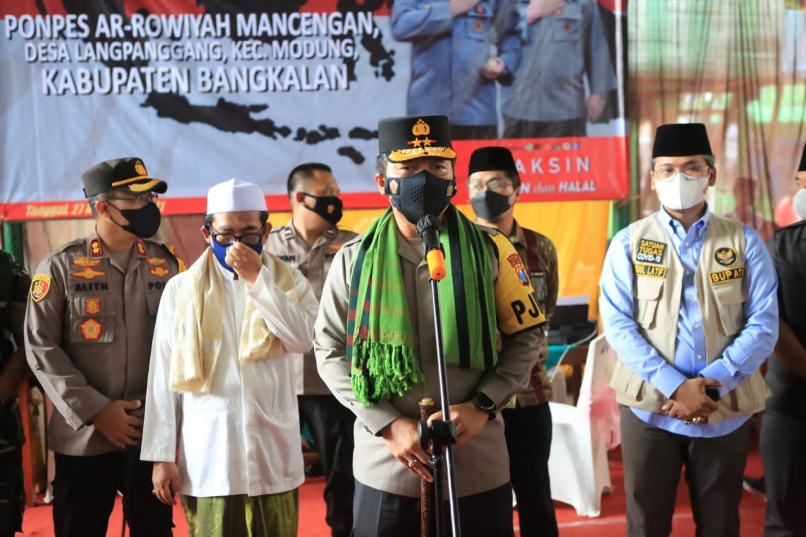 Kapolda Jatim Tinjau Vaksinasi di Ponpes Ar-Rowiyah Mancingan Bangkalan