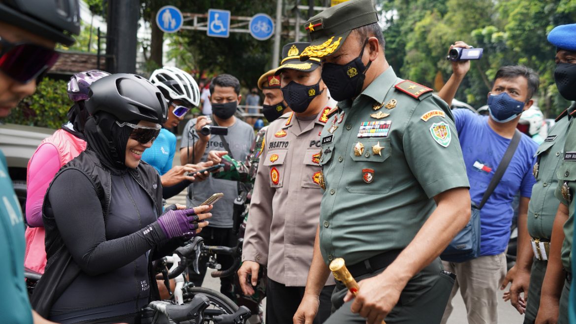Danrem 061/Sk Bersama Forkopimda Cek Kartu Vaksin/Aplikasi Warga Yang Olahraga Sepeda Seputar Kebun Raya Bogor