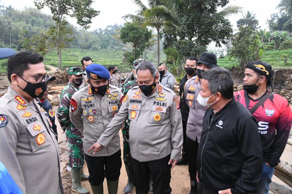 Kapolda Jabar Tinjau Wilayah Yang Terkena Banjir Bandang Di Kab.Garut