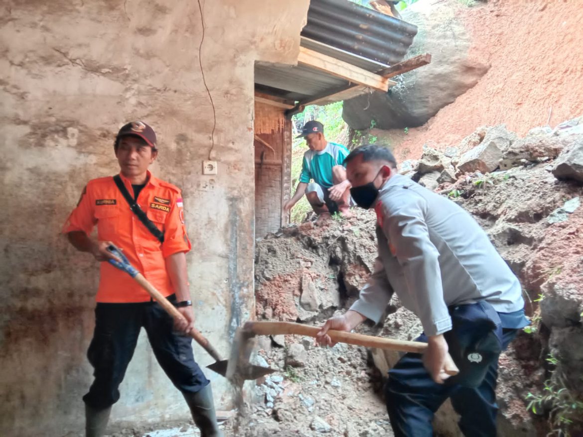 Polisi Bantu Warga Evakuasi Material Tanah Longsor