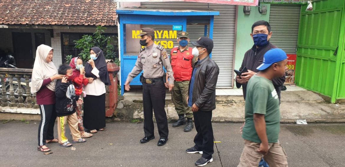 Polisi Bersama Satgas Covid Tutup Kegiatan Pasar Tumpah Dan Imbau Warga Patuhi Prokes