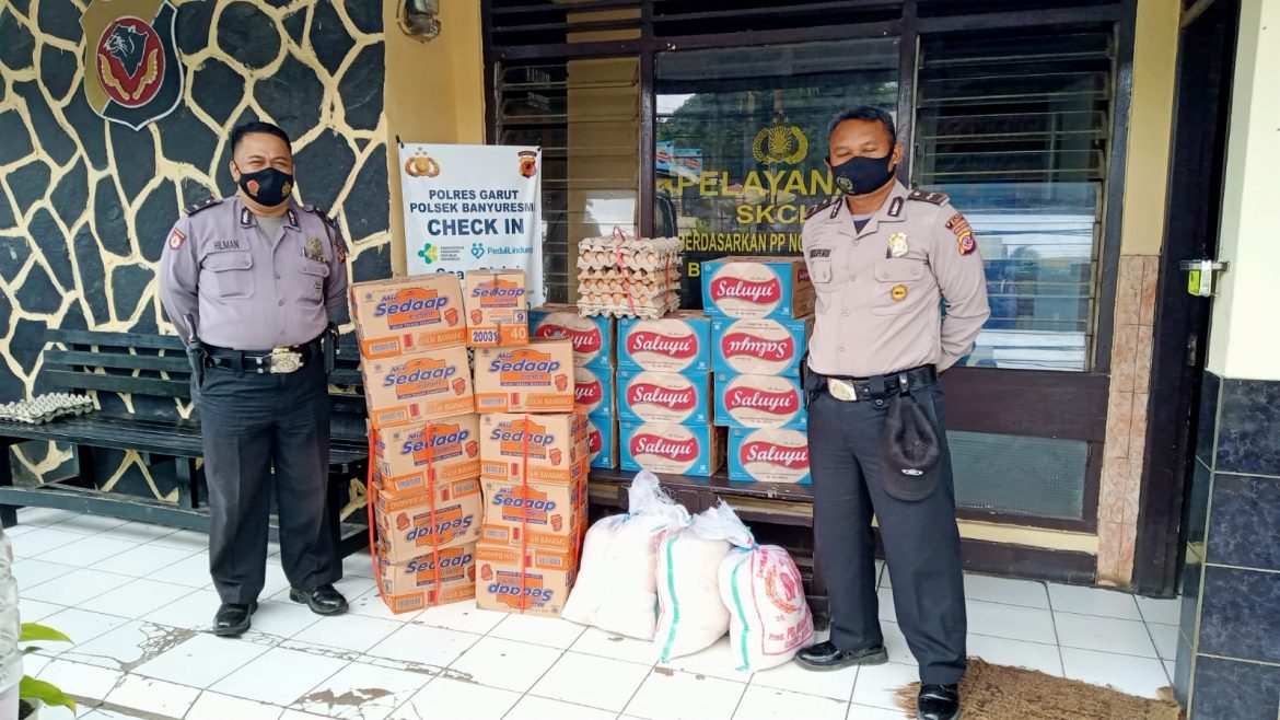 Bentuk Kepedulian Sosial, Polisi Bagikan Bansos Sembako Kepada Korban Banjir Garut