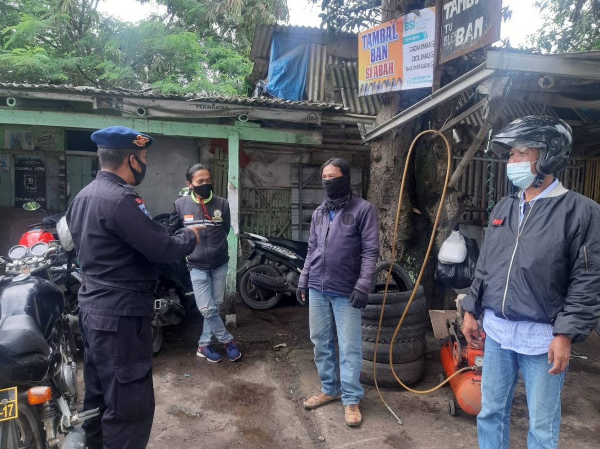 Sat Brimob Polda Jabar Himbau Prokes Warga Rancaekek Ditengah PPKM