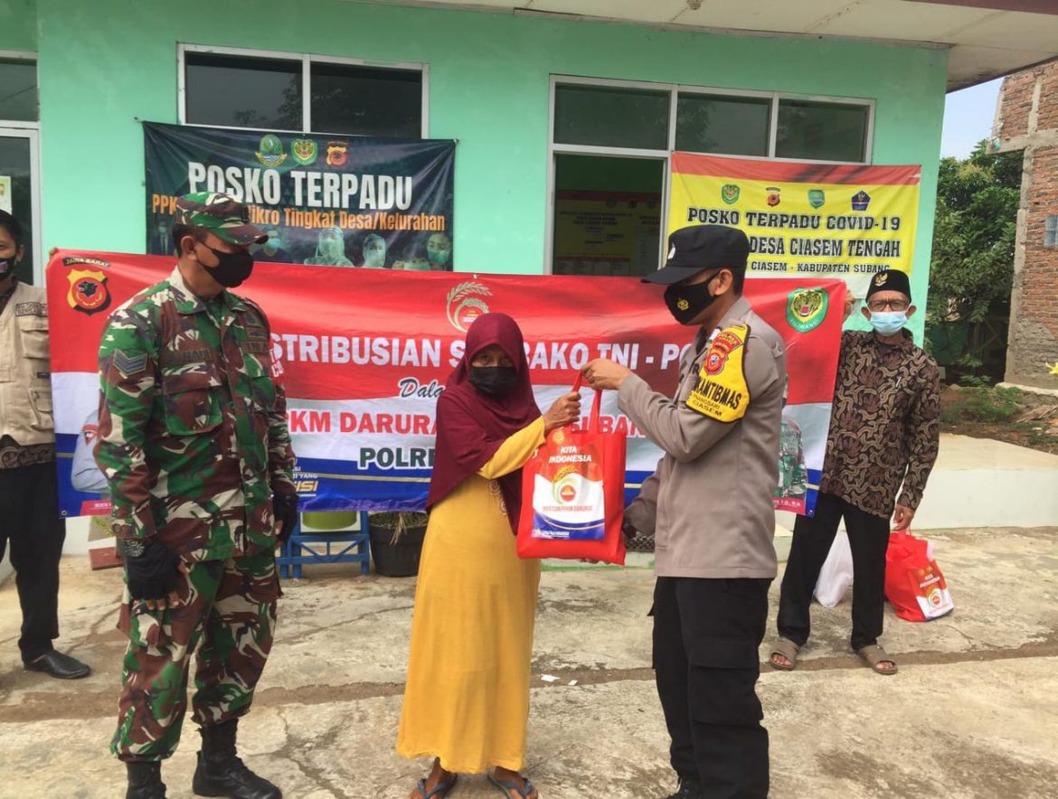 Polisi Bagikan Bansos Ringankan Beban Masyarakat Ditengah PPKM