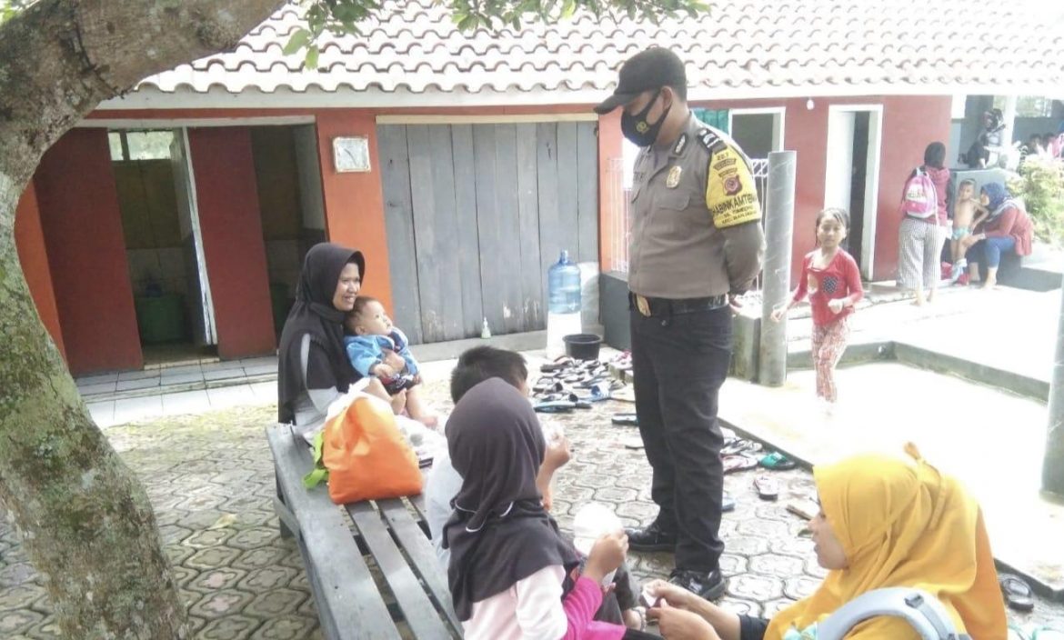 Tak Kenal Waktu, Polisi Terus Ingatkan Warga Dan Beri Himbauan Prokes Serta Ajak Warga Lakukan Vaksin