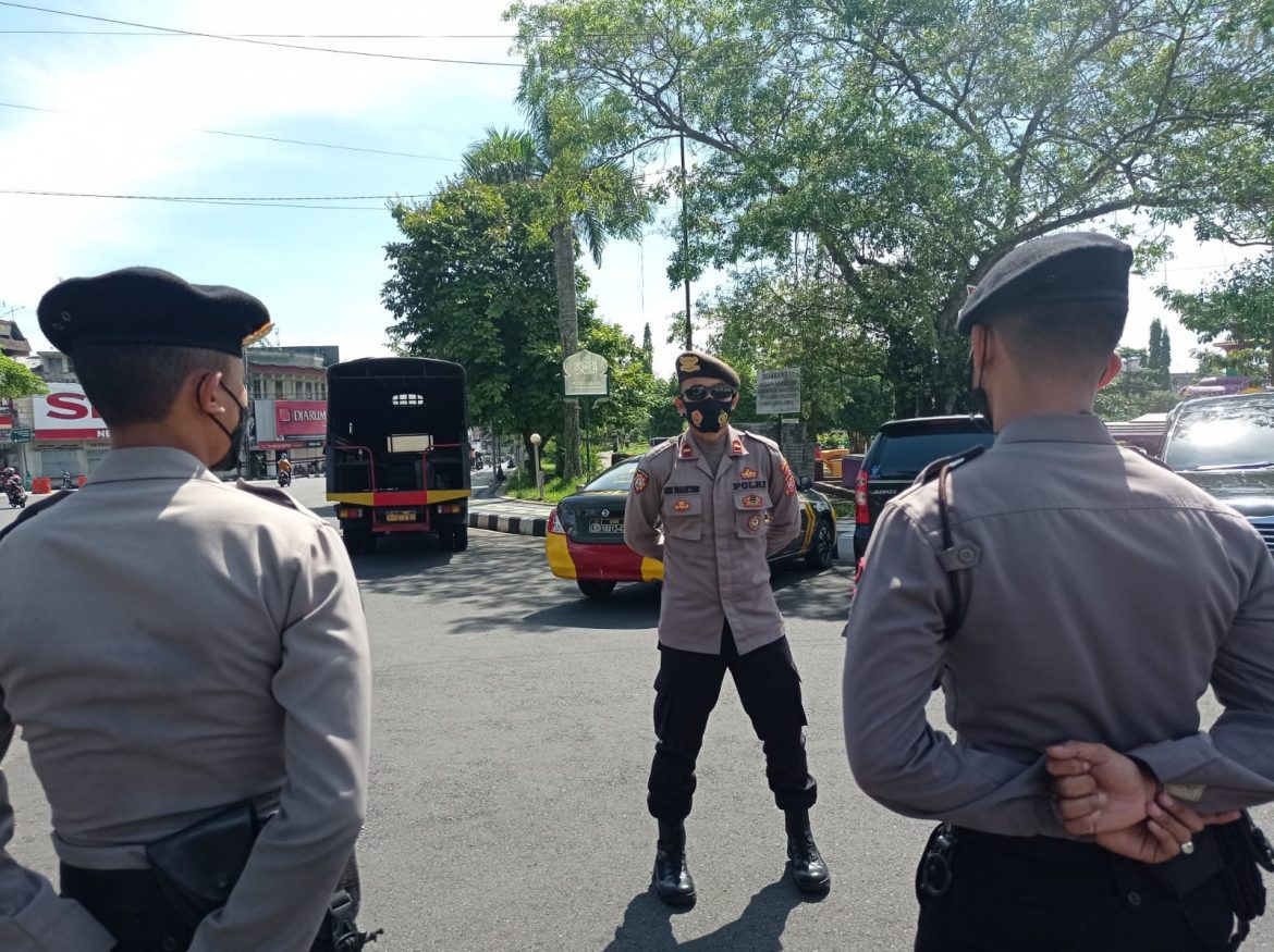 Sat Samapta Polres Ciamis Gelar Patroli Bagikan Masker dan Ingatkan Warga untuk Tetap Waspada Penyebaran Virus Corona