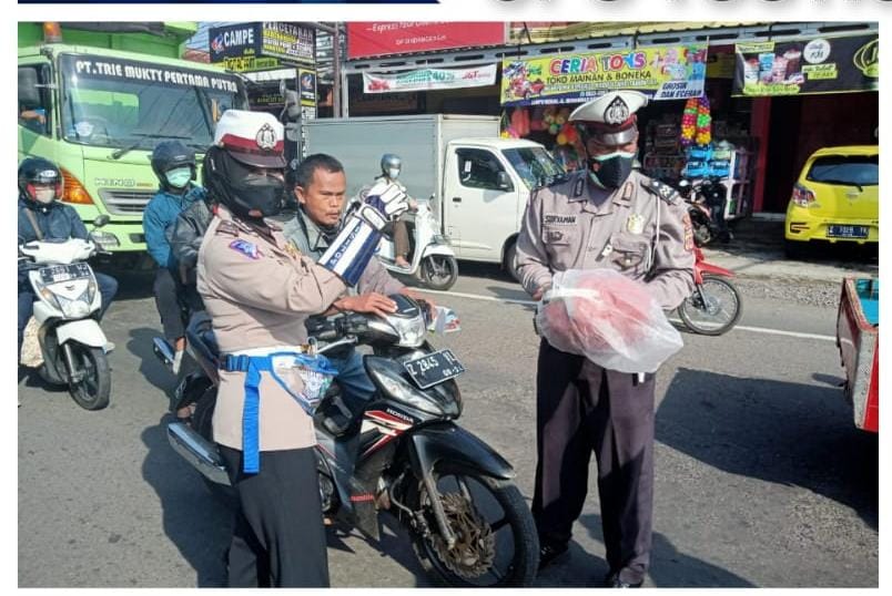 Kapolsek Cikoneng Pimpin Langsung Pelaksanaan Ops Yustisi Disiplin Protokol Kesehatan kepada Masyarakat Sindangkasih Ciamis