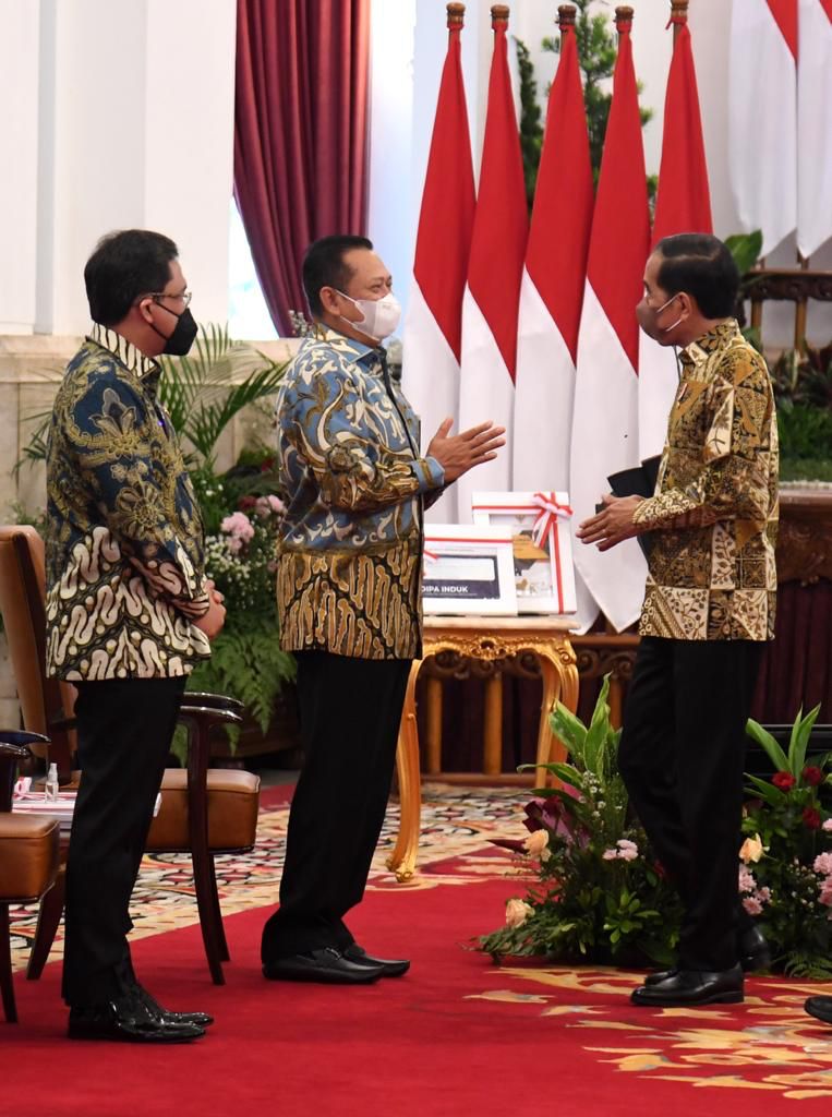 Bamsoet Bersama Pimpinan Kementerian/Lembaga Terima DIPA Tahun Anggaran 2022 dari Presiden Joko Widodo
