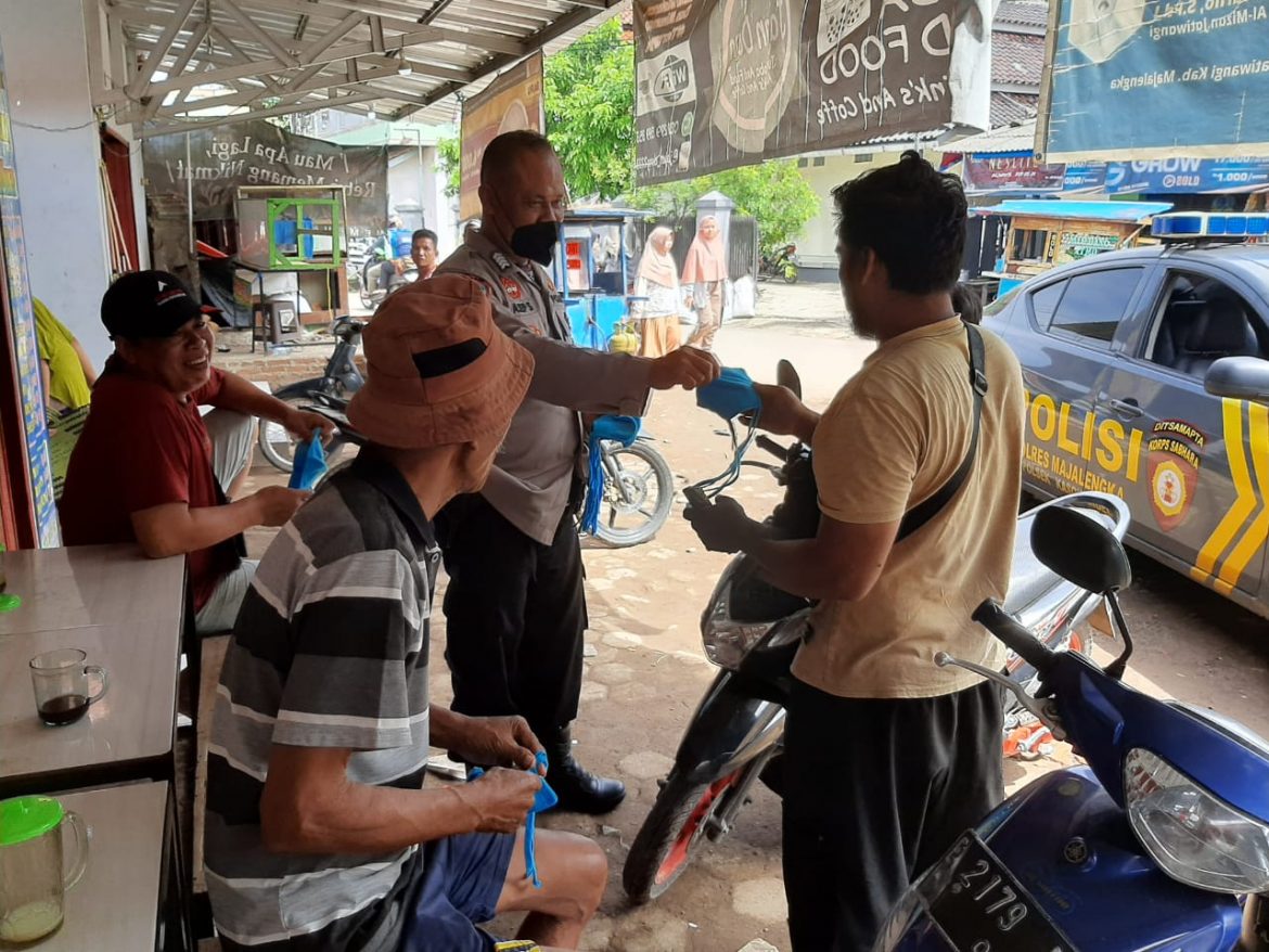 Bagi-Bagi Masker Dilakukan Polri Sebagai Upaya Terus Mencegah Penyebaran Covid-19 Ditengah PPKM