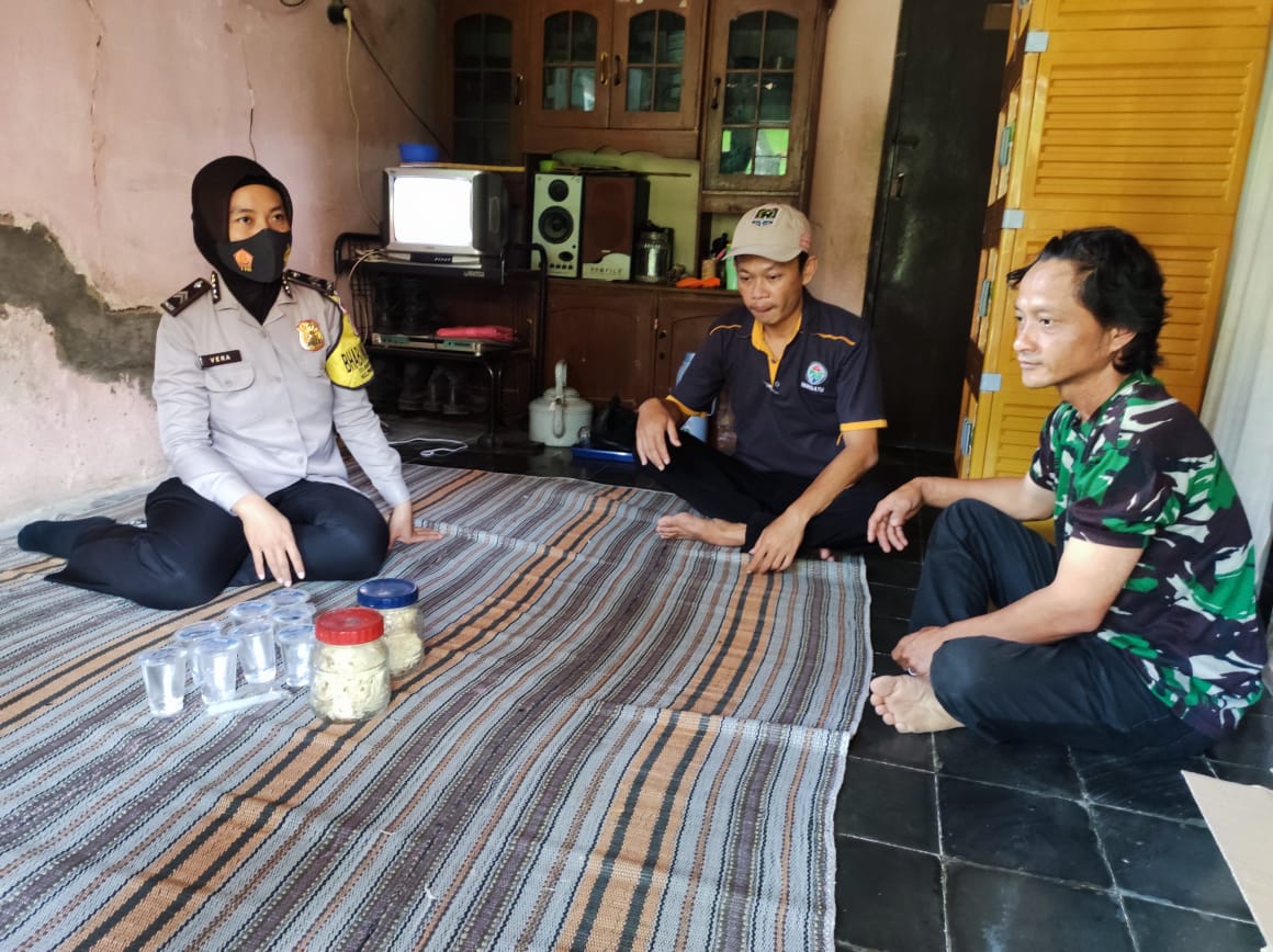Sampaikan Pesan Kamtibmas Dan Prokes, Polwan Door To Door Sambang Warga