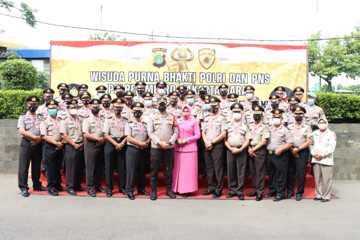 Penuh Rasa Haru, 74 Personel Polres Metro Jakarta Barat melaksanakan Apel Pelepasan Purna Bakti