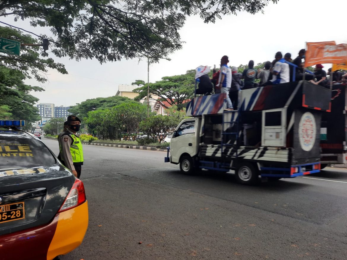 Jajaran Polsek Sukajadi Giat Pengamanan Demo Buruh Di Jl.Dr.Djunjunan Bandung