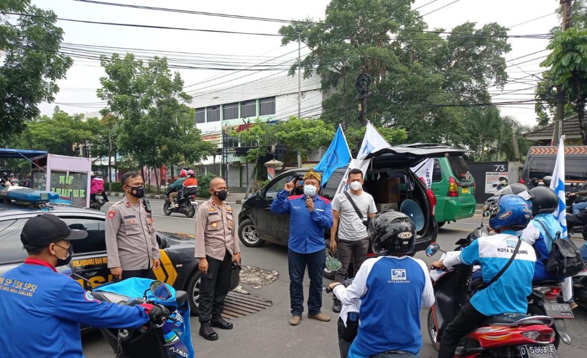 Menjaga Situasi Kondusif, Kapolsek Panyileukan Lakukan Pengamanan Serta Pengawalan Aksi Buruh