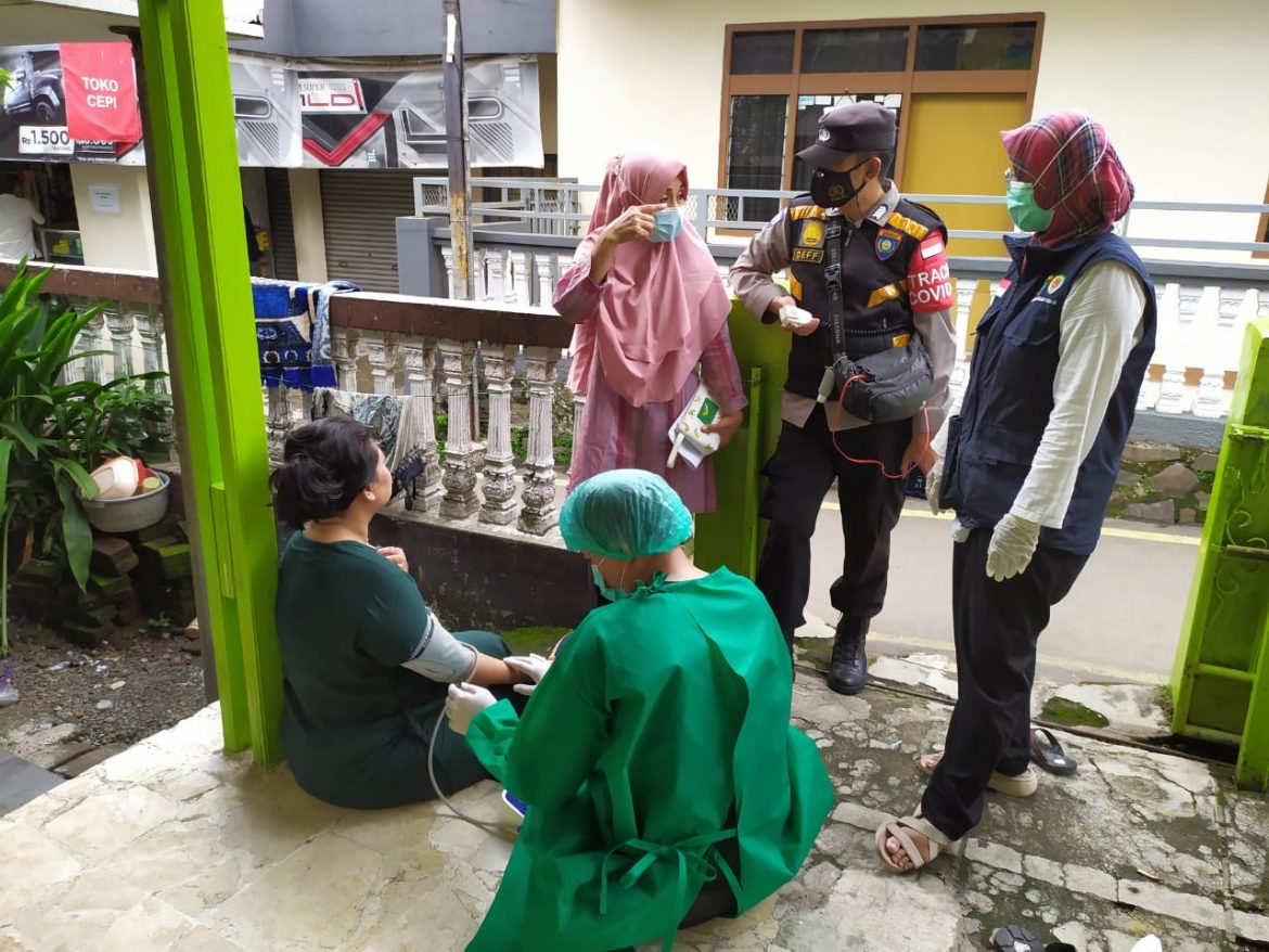 Polsek Regol Laksanakan Vaksin Door To Dor Untuk Menuju Herd Immunity