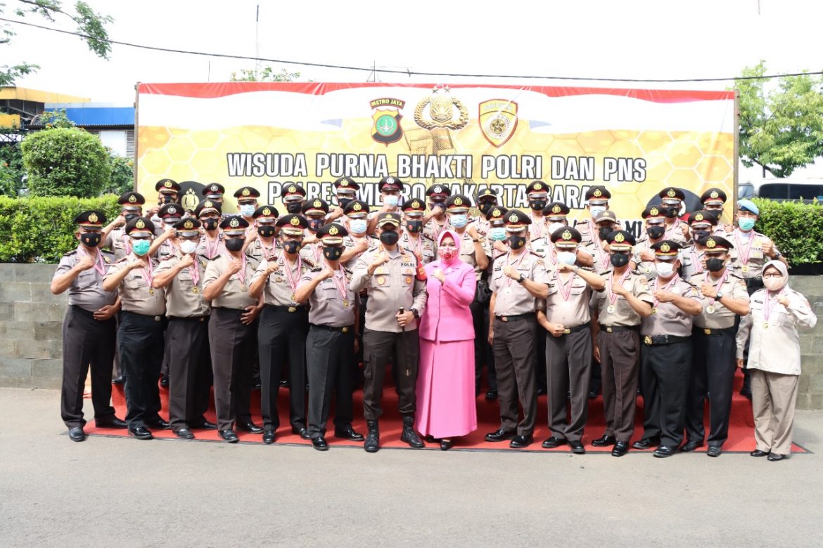74 Personel Polres Metro Jakarta Barat Gelar Apel Pelepasan Purna Bakti Penuh dengan Rasa Haru