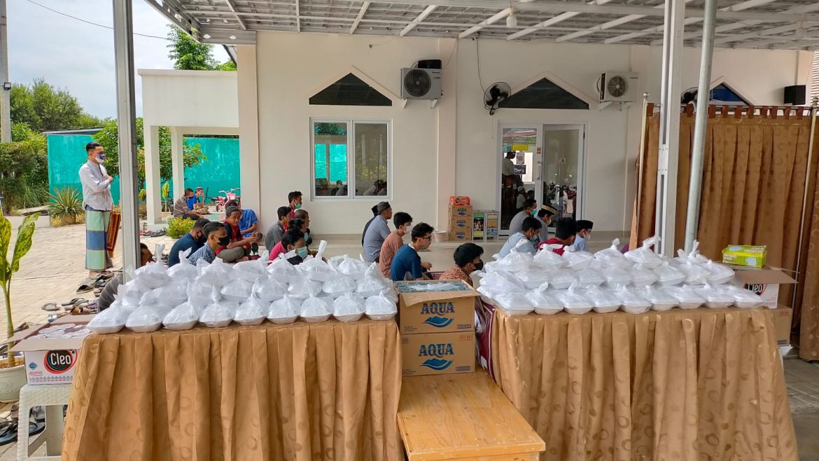 Jum’at Berkah, DKM dan Warga RT 18/ RW 09 Cluster Bukit Rosemary Bagi – bagi Makanan kepada Jamaah Yang Melaksanakan Sholat jum’at di Masjid JAMI AT-TAQWA 