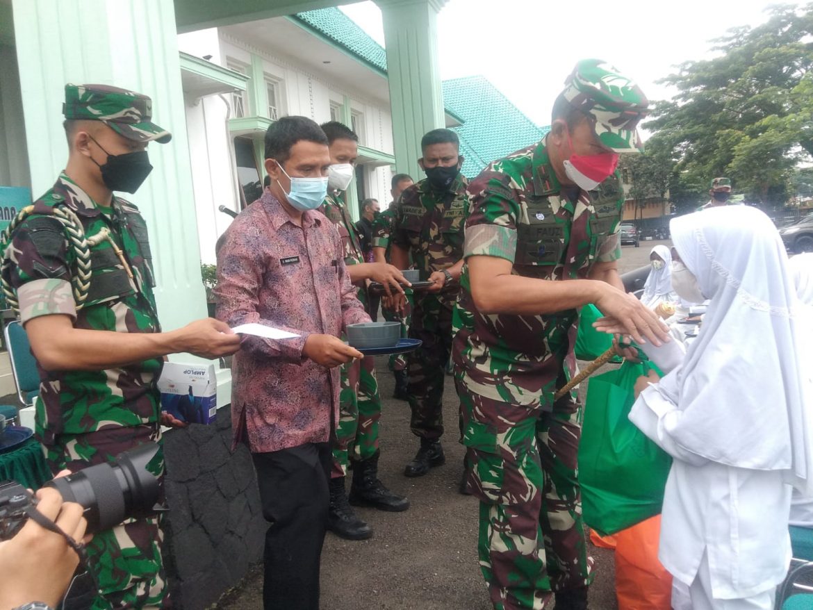 Danrem 061/Sk Berikan Bantuan dan Tali Asih Kepada Anak Yatim dan Disabilitas Sekitar Makorem 061/Sk