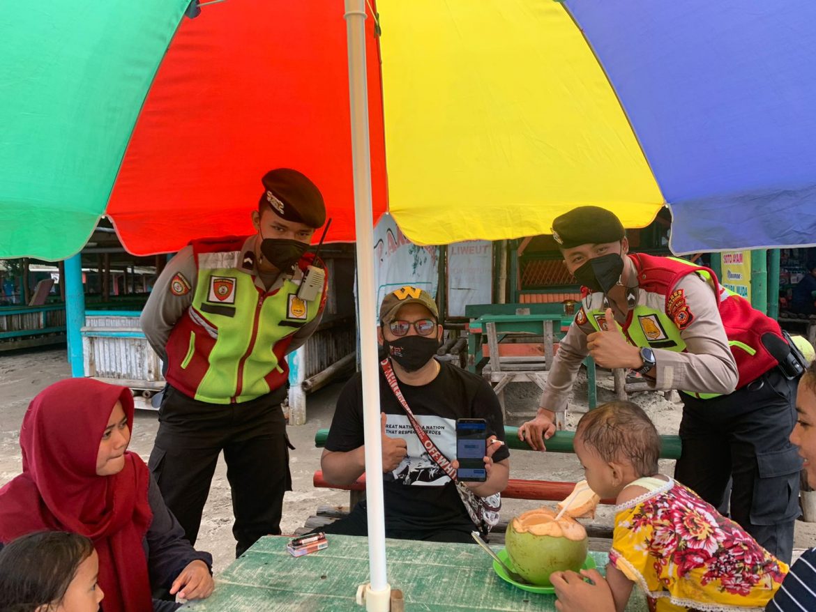 Polisi Bagikan Masker Secara Gratis Kepada Pengunjung Pantai Citepus Palabuhanratu