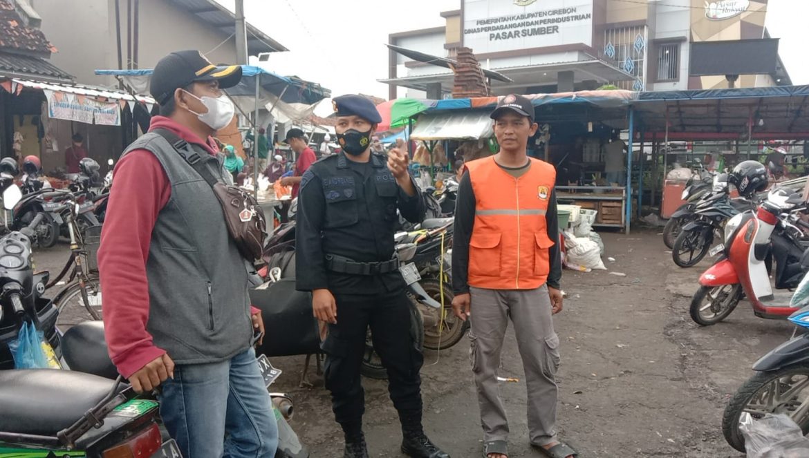 Sat Brimob Polda Jabar Blusukan Ke Pasar Sumber, Sampaikan Pentingnya Prokes Dimasa PPKM