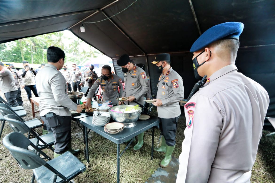 Kabaharkam Polri Cek Kesiapan Dapur Umum dan Posko Pengungsian yang Disediakan Oleh Polri