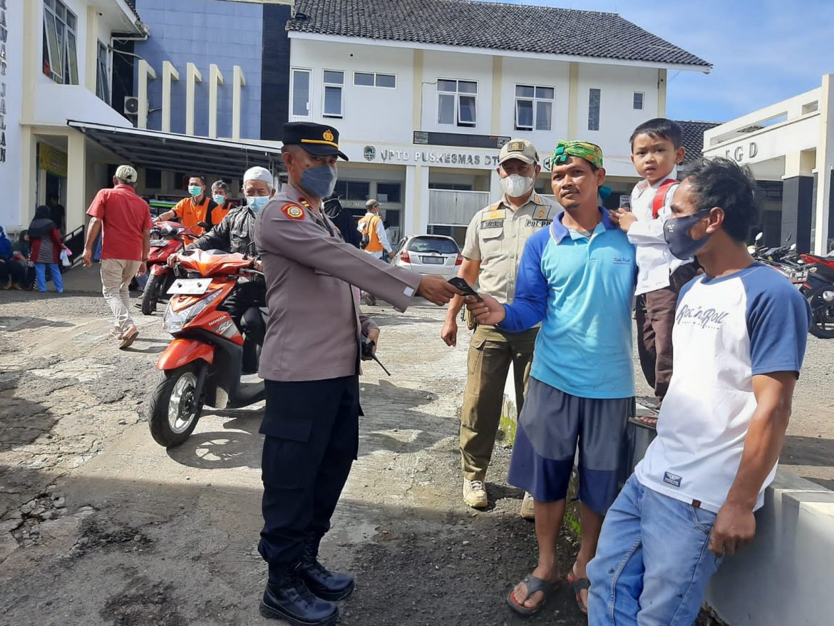 Upaya Terus Menekan Angka Penyebaran Covid-19, Polisi Tak Henti Bagikan Masker Kepada Warganya Dimasa PPKM