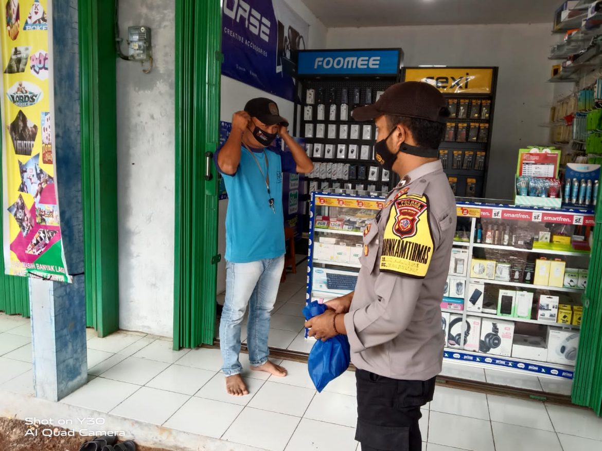 Polisi Laksanakan Patroli Himbauan Serta Bagikan Masker Dimasa PPKM