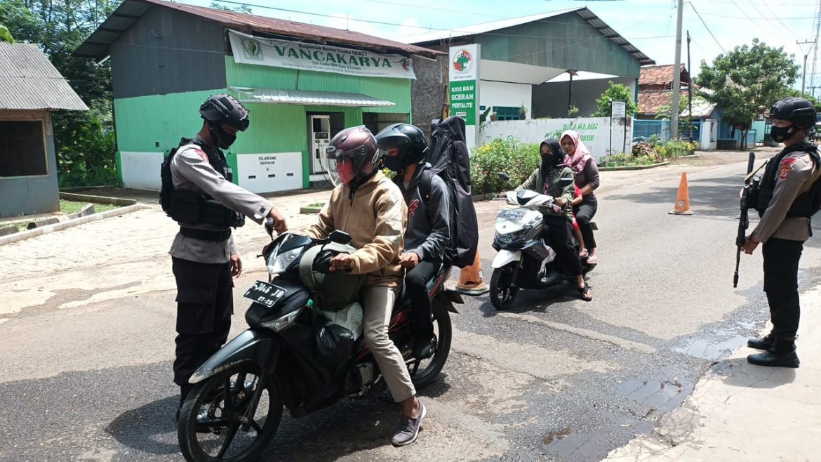 Ancaman Covid-19 Masih Mengintai, Patroli Sat Brimob Polda Jabar Perketat Protokol Kesehatan Kepada Warga Di Kampung Jangari Ditengah PPKM